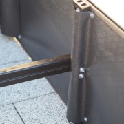 Zbliżenie na wewnętrzne wzmocnienie konstrukcji skrzyni ogrodowej, pokazujące solidne łączenie poprzeczki z legarem, gwarantujące odporność na napór ziemi.JPG